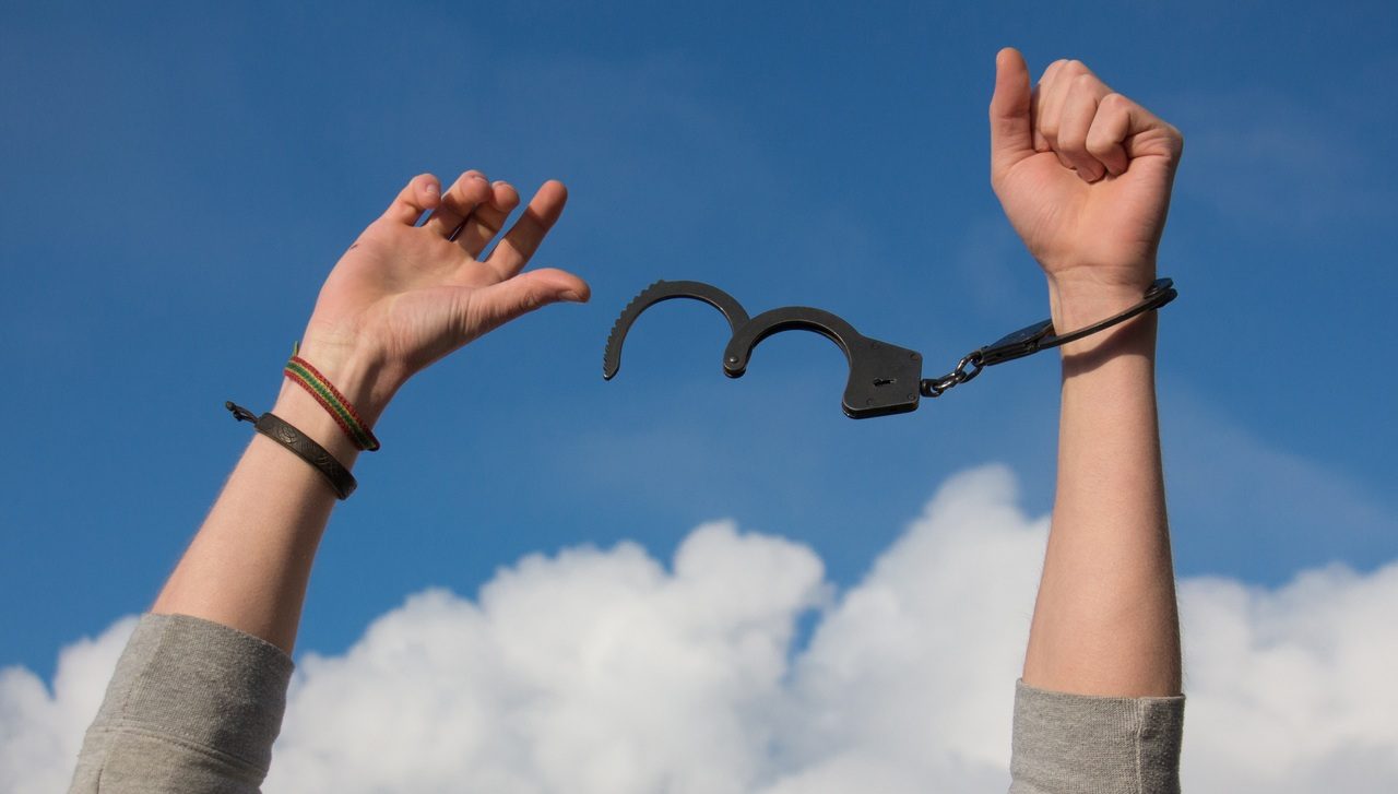 Come aiutare un amico dipendente da sostanze stupefacenti