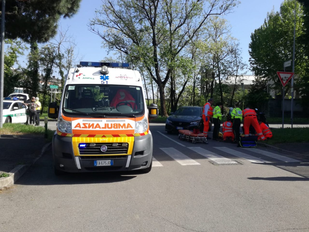 Incidente tra auto e moto a Rho: ferito il motociclista
