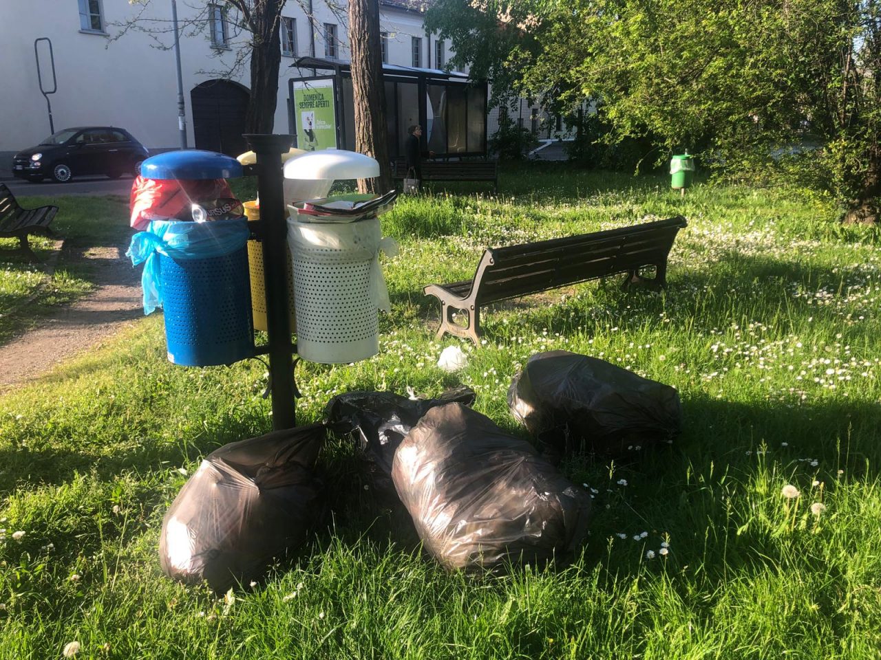 Rifiuti abbandonati al parco di Corso Europa FOTO