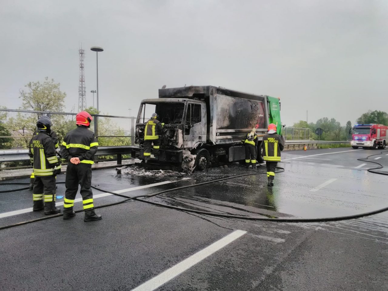 Compattatore Amsa in fiamme in Tangenzialina, pompieri al lavoro