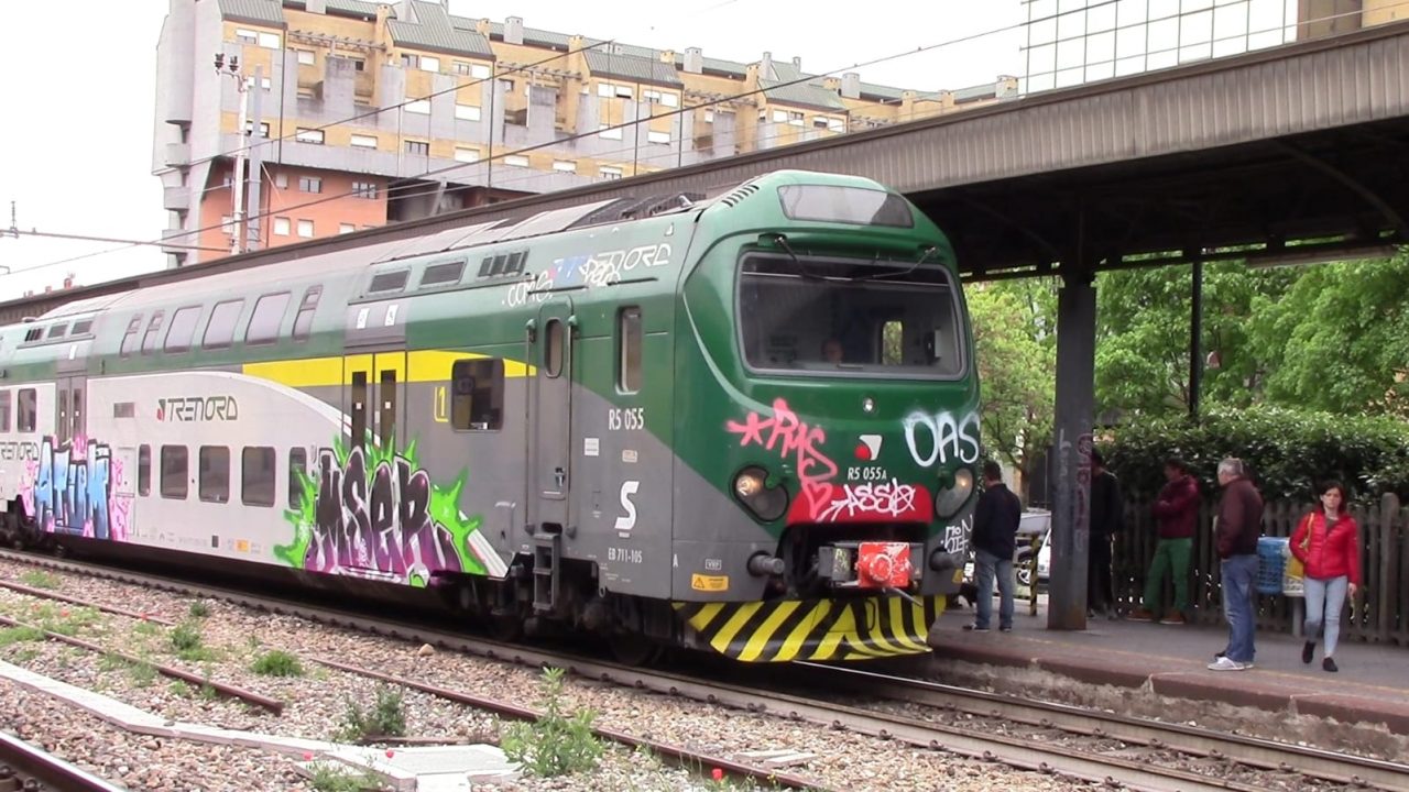Sfiorato dal treno in corsa, paura alla stazione di Legnano FOTO