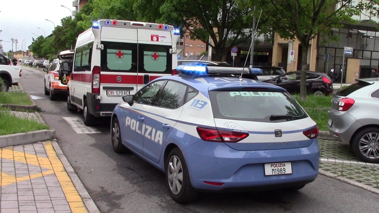 Butta a terra la sua vittima e la rapina dello smartphone: arrestato