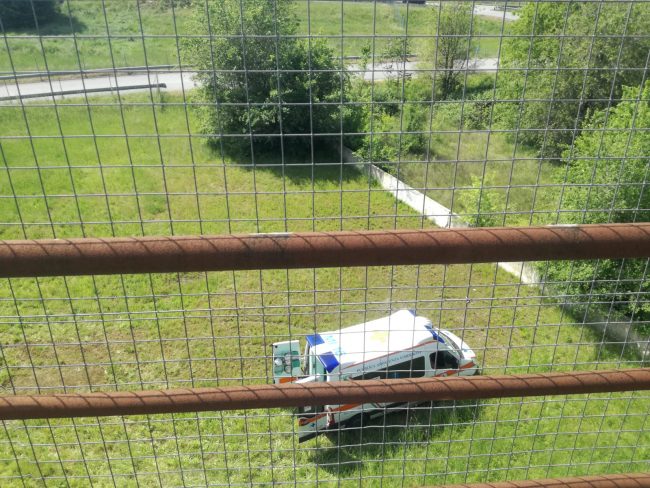 Si ferma con l’auto in Tangenziale, scende e si butta da un ponte