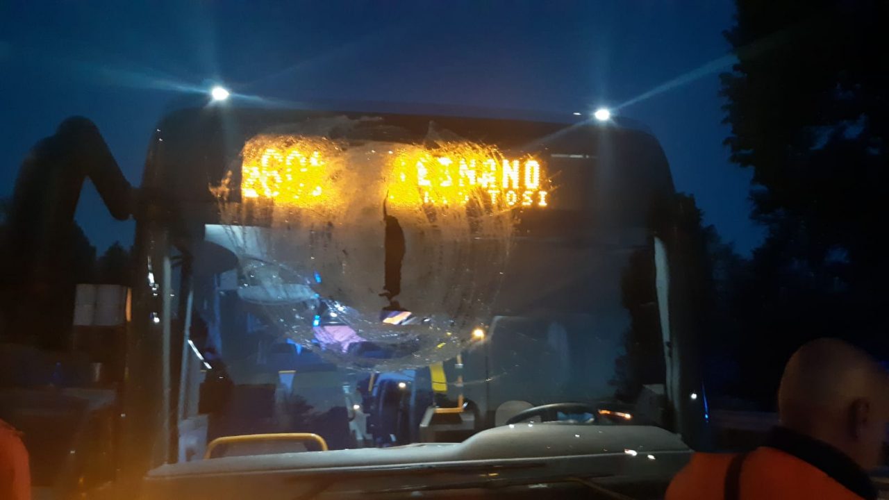 furgone perde una ruota lungo il sempione, colpito un pullman