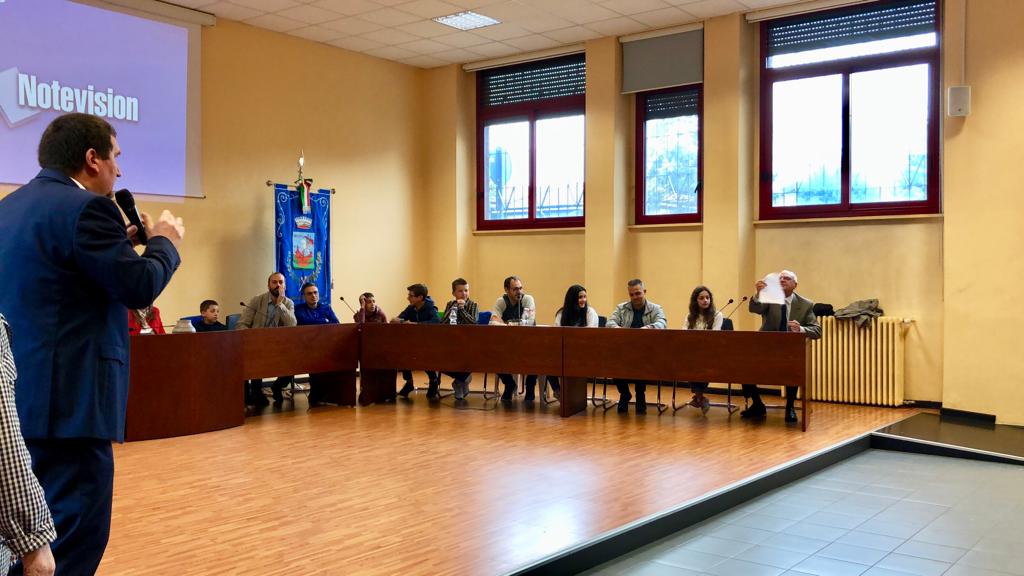 San Giorgio su Legnano, “show” del consigliere di Forza Italia al Consiglio Comunale dei Ragazzi VIDEO