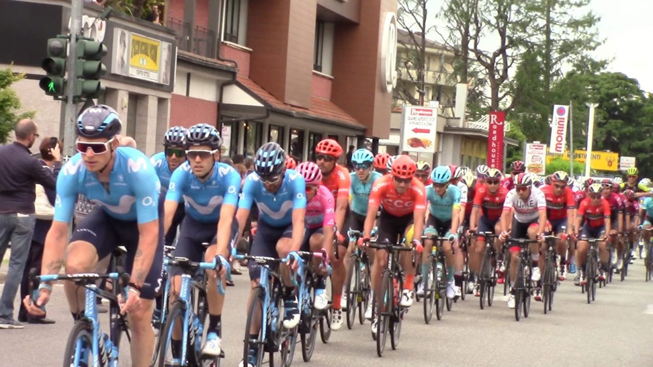 Giro d’Italia: il passaggio dei campioni di ciclismo – FOTO E VIDEO