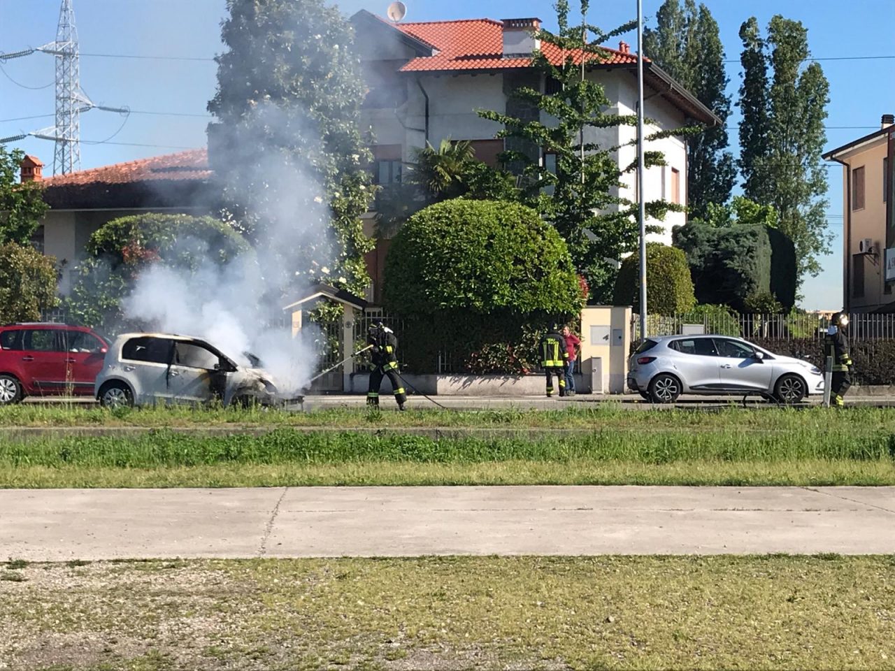 Automobile in fiamme a Corbetta FOTO