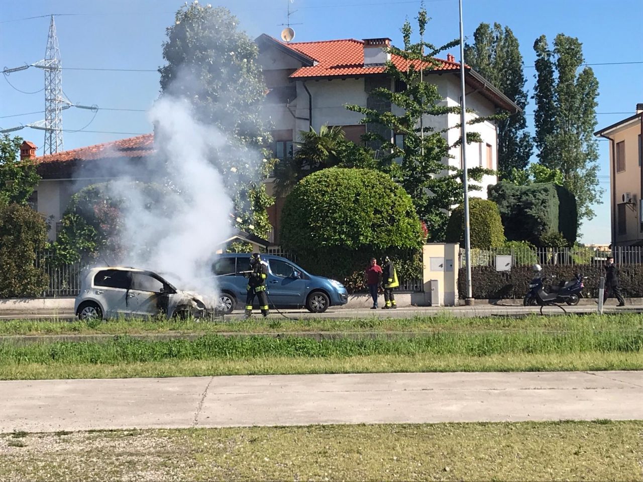 Automobile in fiamme