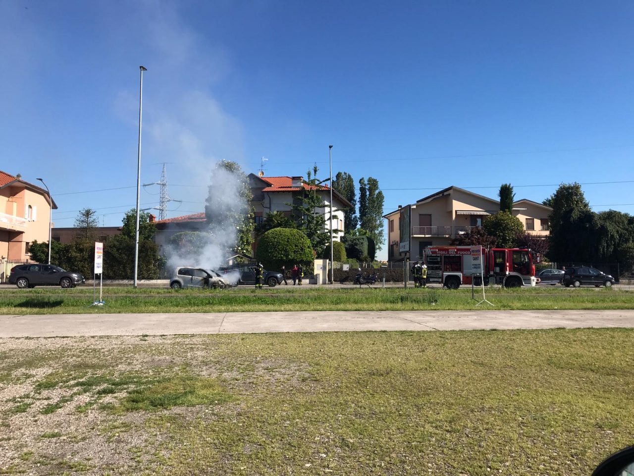 Automobile in fiamme