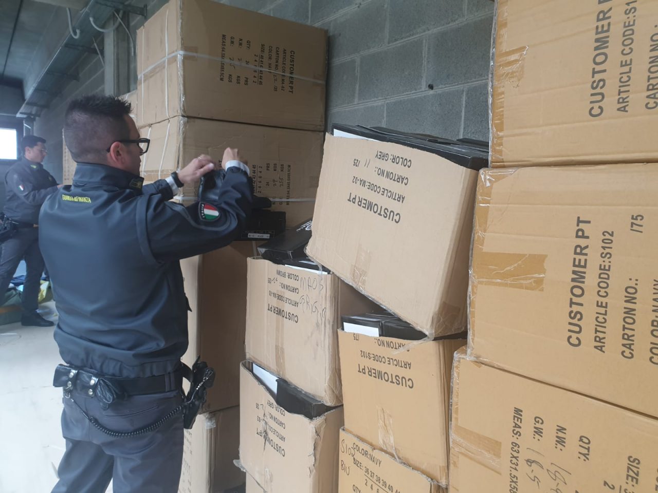 Sequestrate 3000 paia di scarpe contraffatte