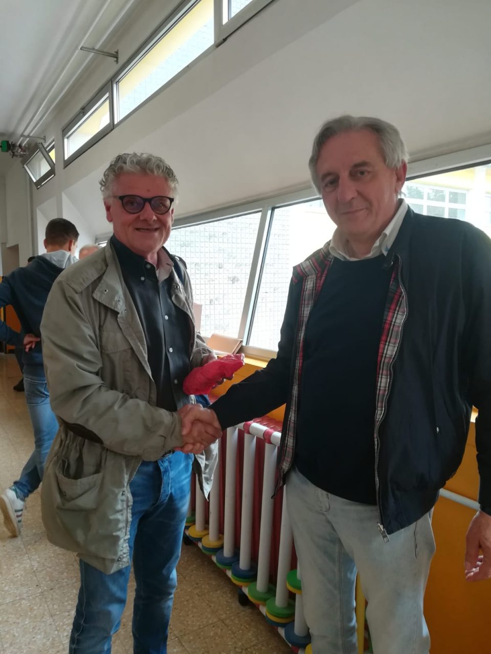 Arconte Gatti indossa la fascia tricolore di Vanzaghello