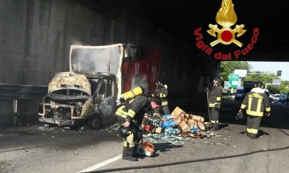 Tangenziale ovest, furgone in fiamme a Cusago. FOTO