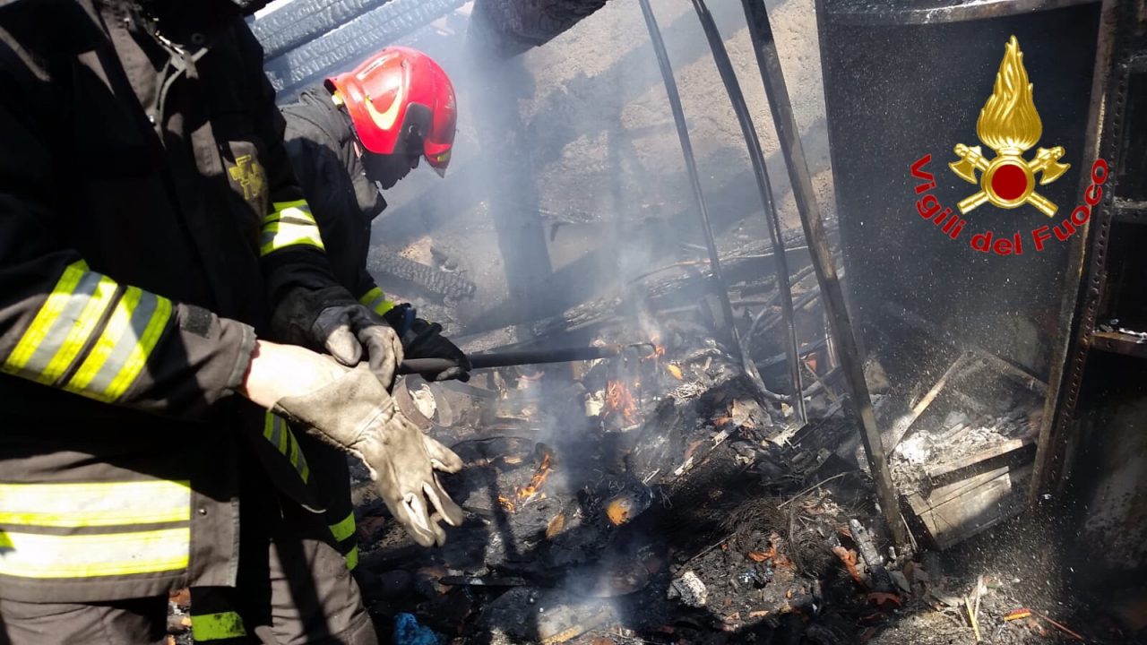 In fiamme una mansarda di Malnate: salvato anche un gatto FOTO