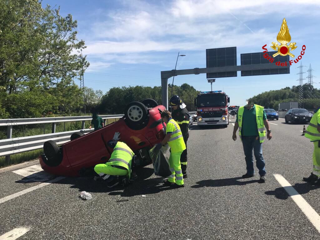 Veicolo ribaltato sulla A9 tra Turate e Lomazzo