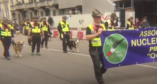 Paracadutisti e cinofili all’Adunata Alpini Milano 2019 – VIDEO