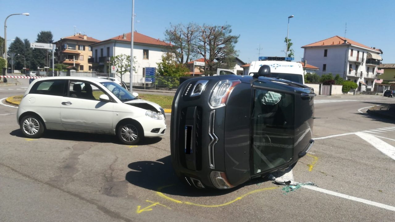 Incidente tra due auto