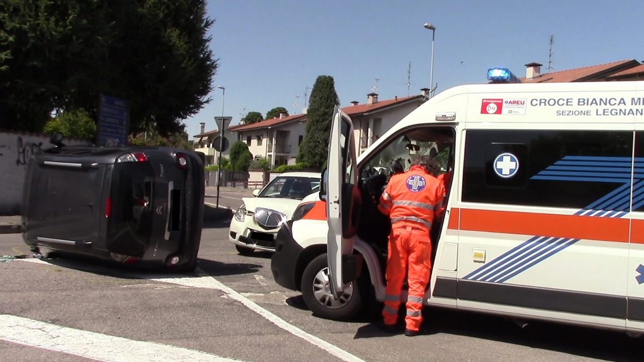 Incidente tra due auto