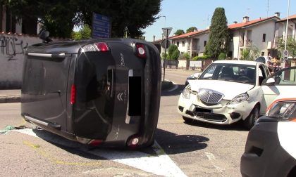 Incidente tra due auto a Parabiago FOTO