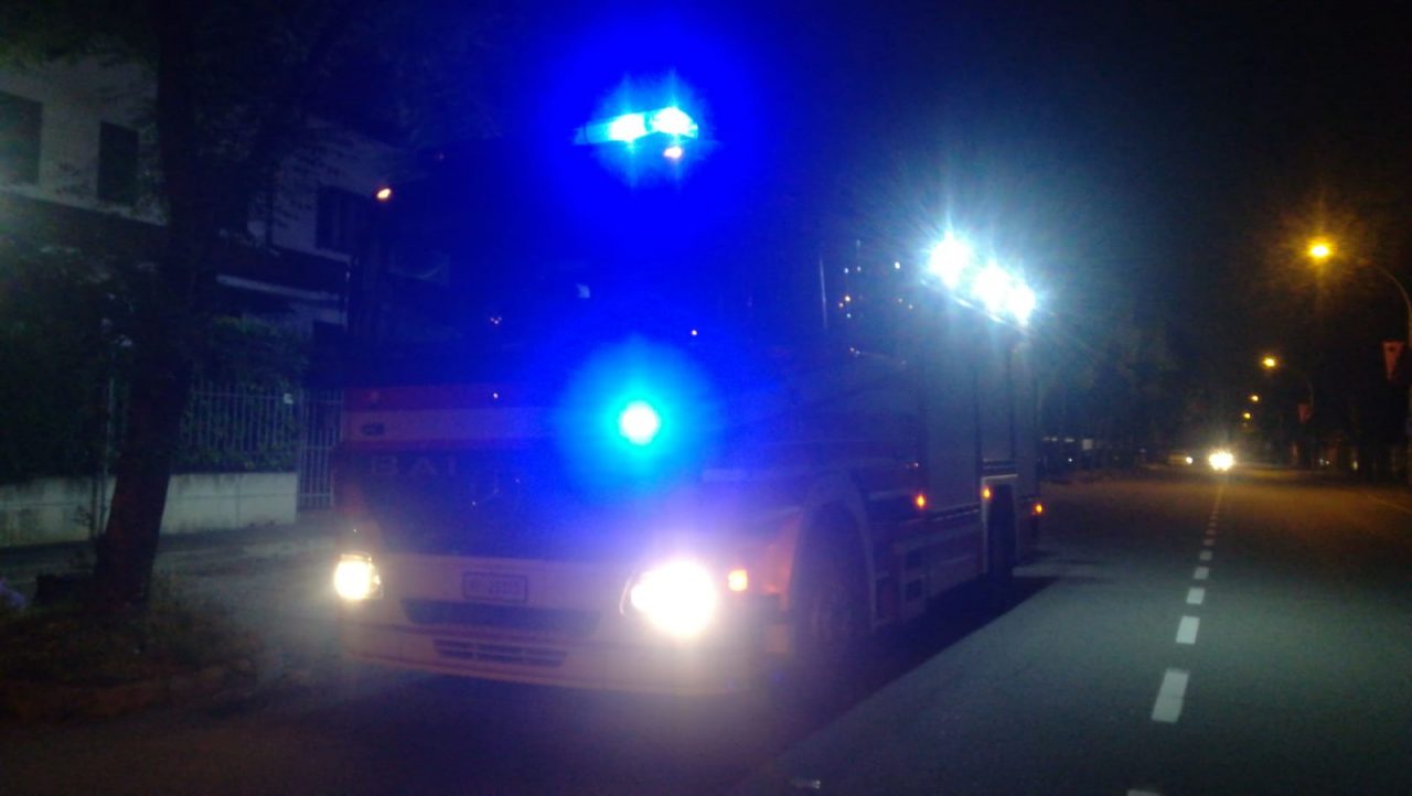 Auto a fuoco, paura in via Menotti