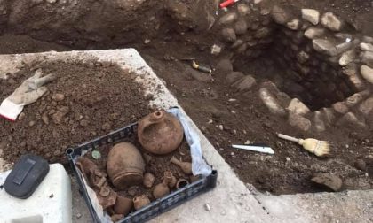 Dagli scavi per i lavori pubblici spunta una tomba romana