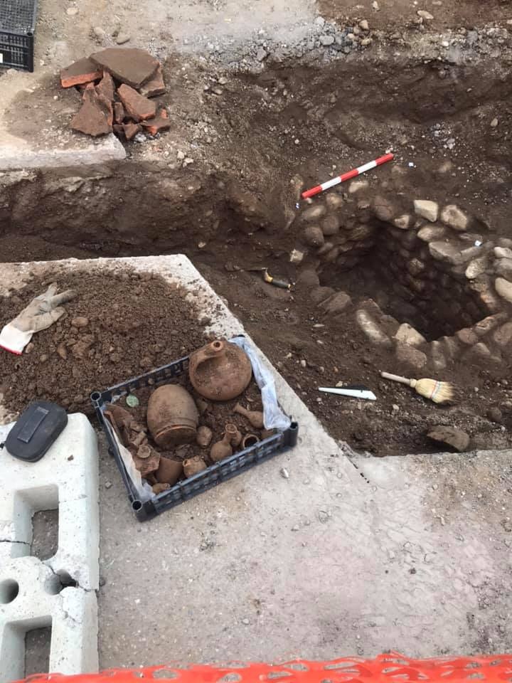 Dagli scavi per i lavori pubblici spunta una tomba romana