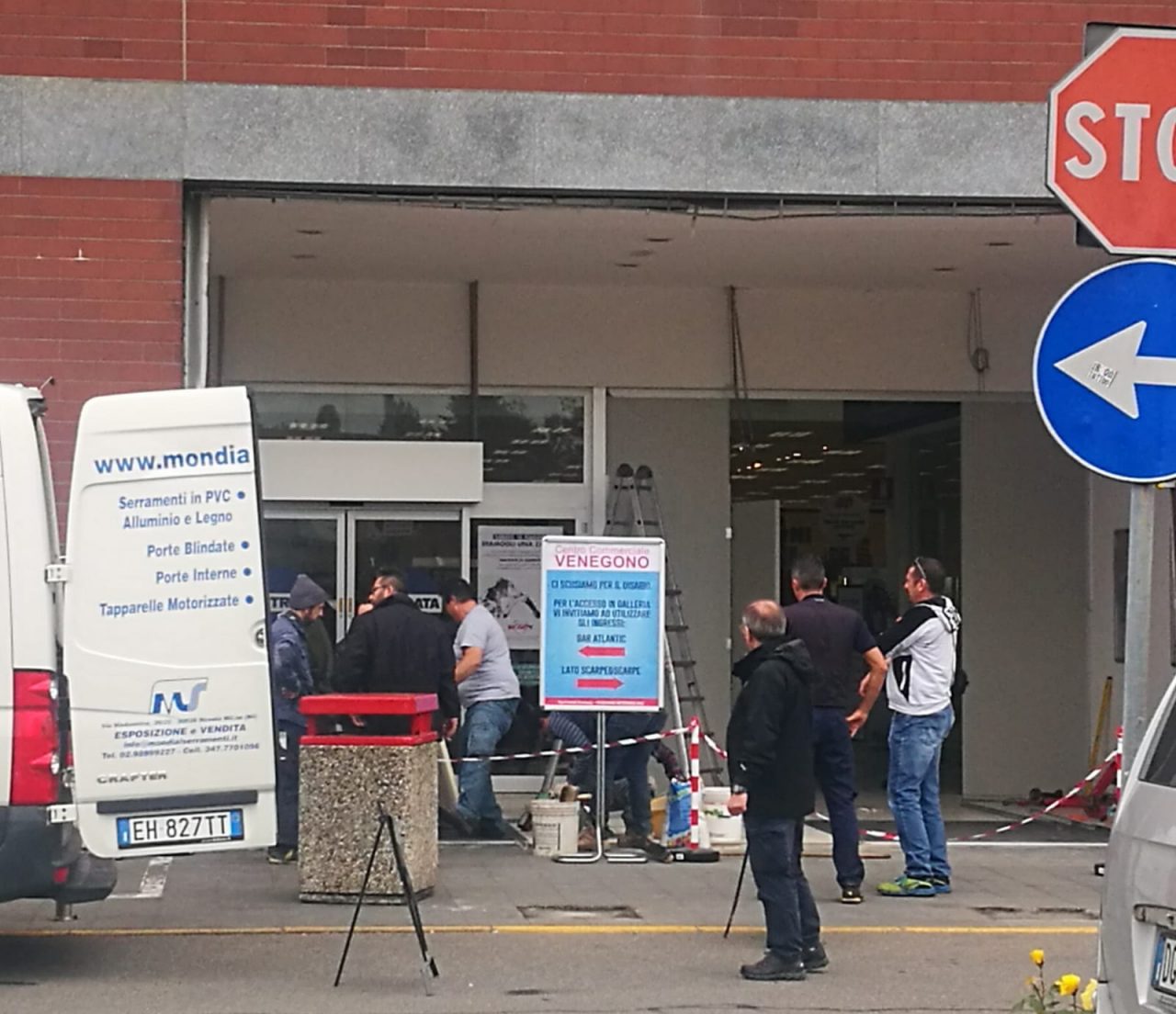 Spaccata all’Esselunga, via con la cassa