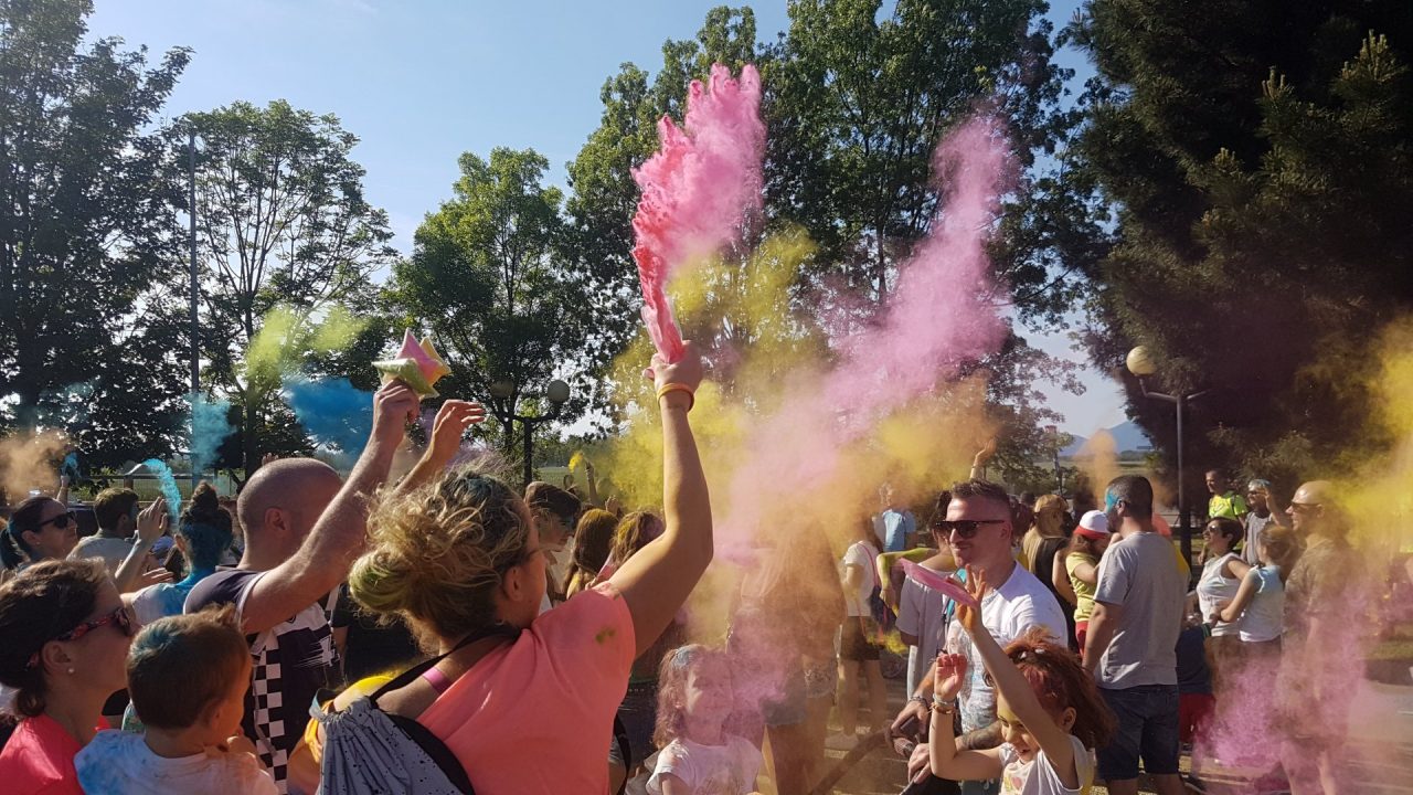 The Smile Run, pioggia di colori per le strade di Venegono FOTO