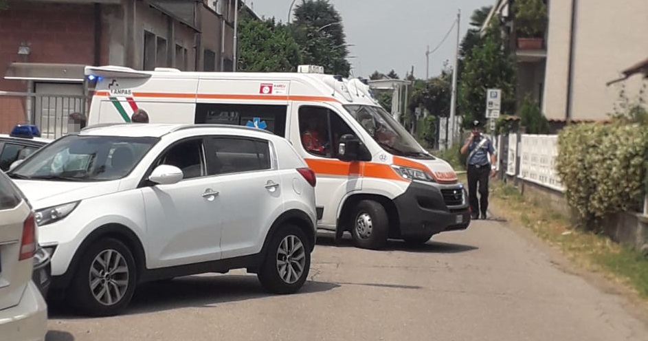 Cade dall’impalcatura, paura in un cantiere a Canegrate