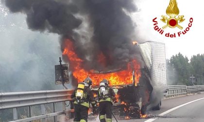 Mezzo pesante in fiamme sulla Tangenziale ovest FOTO