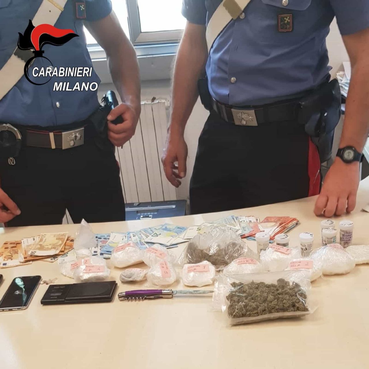 Inseguimento a Lainate: pusher acciuffato picchia i militari