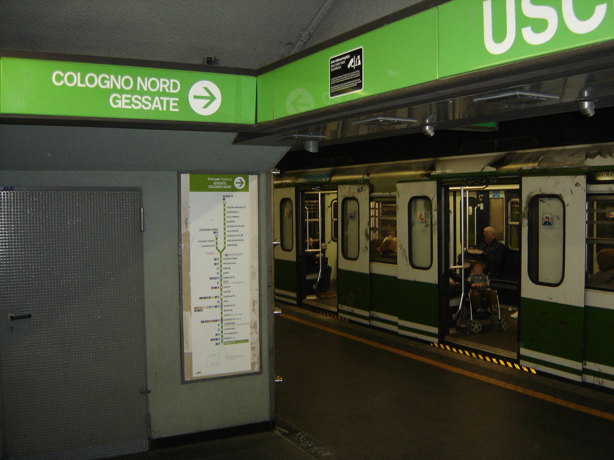 Tentato suicidio in metro, circolazione sospesa