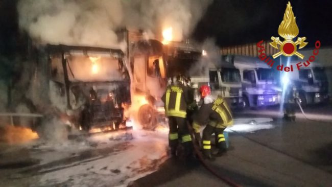 Incendio a Lomazzo: due camion avvolti dalle fiamme