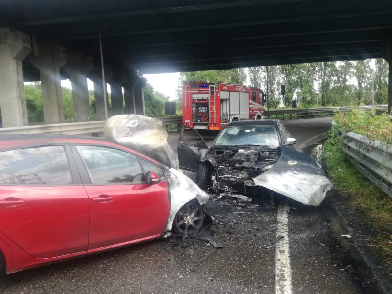 Grave incidente a Rho, auto in fiamme FOTO e VIDEO