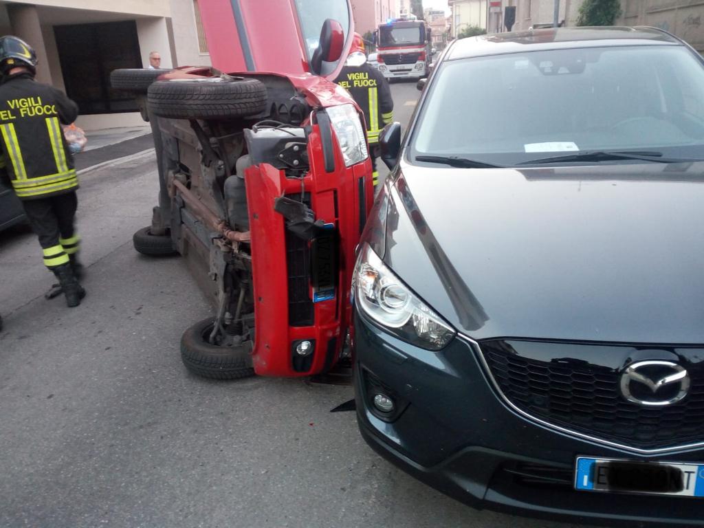 Incidente all’alba, auto ribaltata