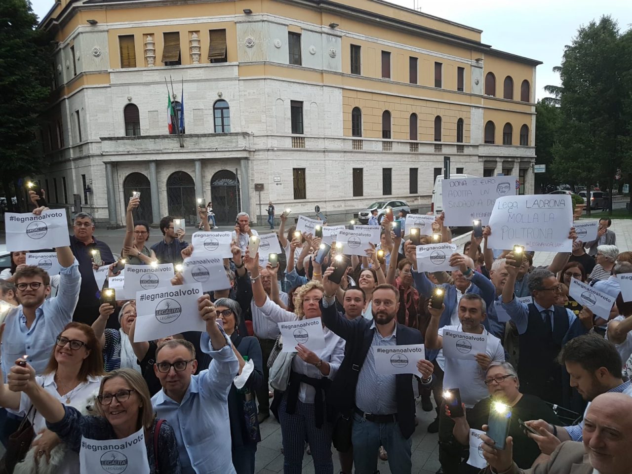 Manifestazione a Legnano: “Fratus dimettiti”