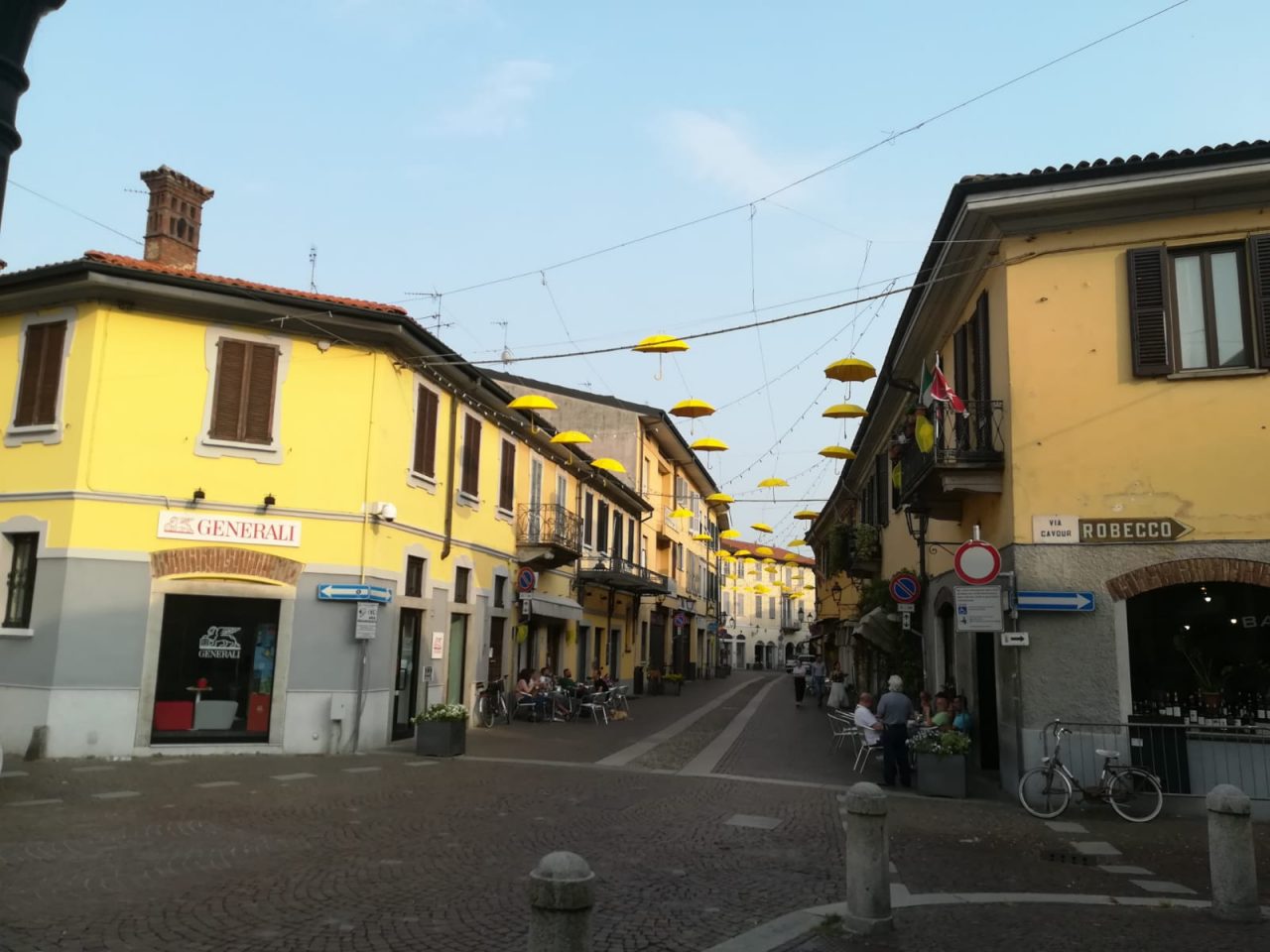Chiesa aperta il mercoledì sera e ombrellini gialli sul corso