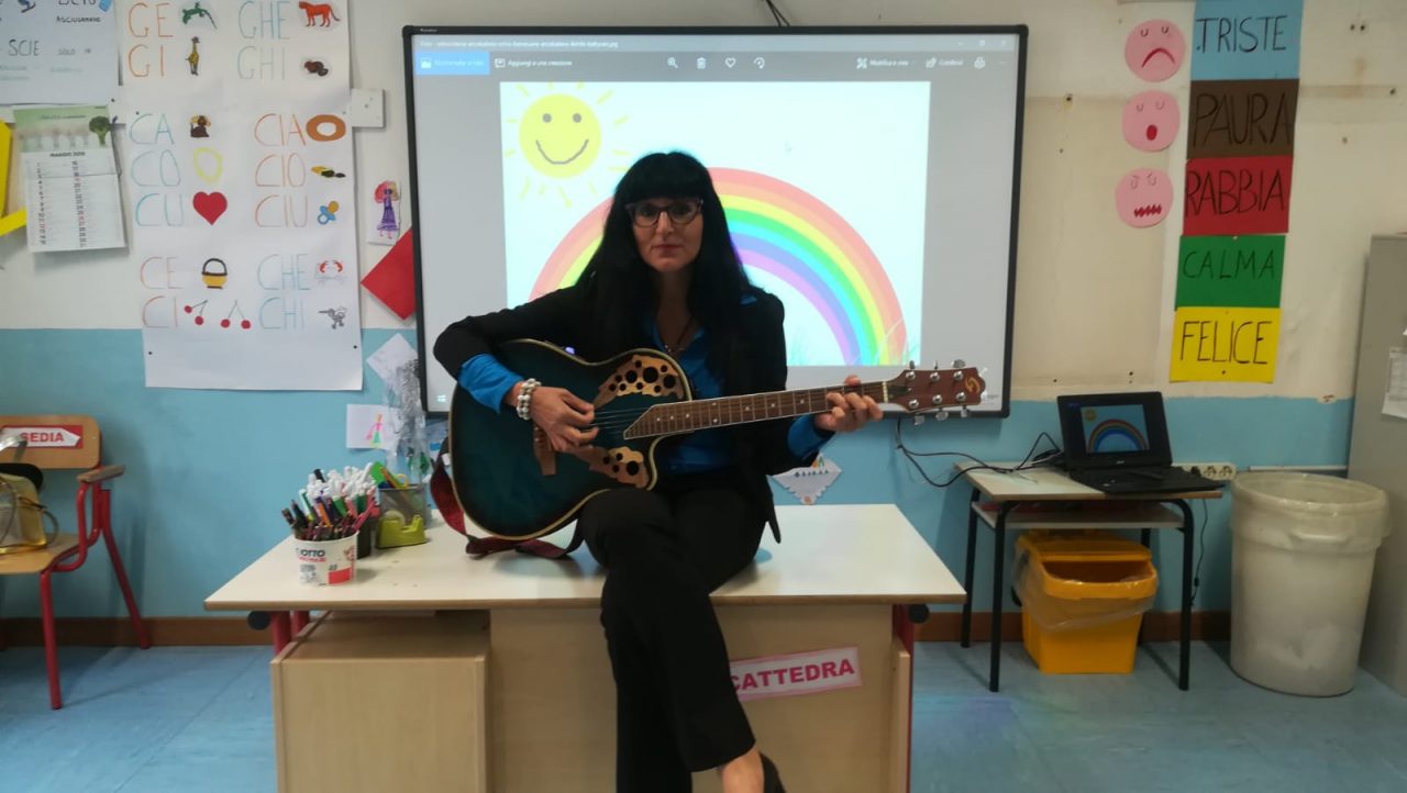 La maestra canta l’inno all’Italia che ripartirà VIDEO