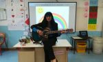 La maestra canta l'inno all'Italia che ripartirà VIDEO