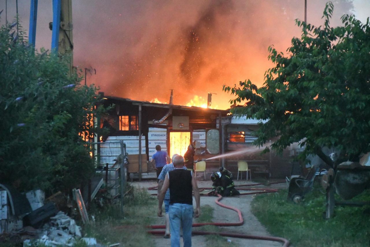 Devastante incendio al confine tra Cinisello e Paderno FOTO E VIDEO