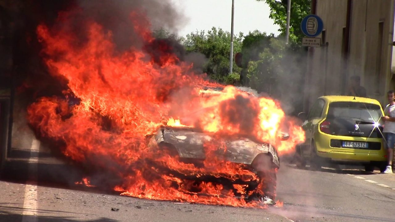 Auto in fiamme esplode a Olgiate Olona VIDEO E FOTO