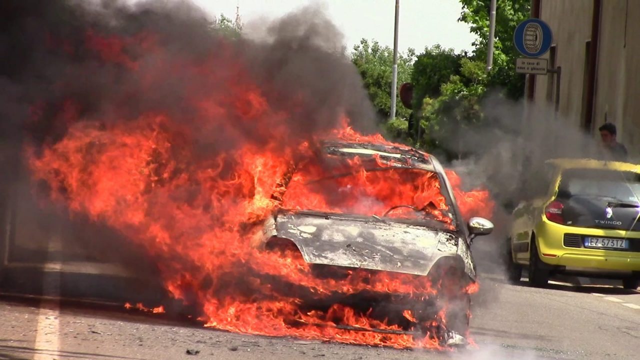 Auto in fiamme a Olgiate Olona