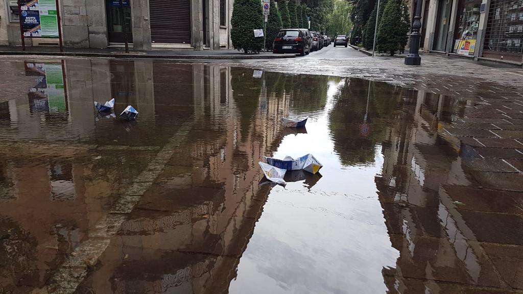 Centro di Saronno allagato, arrivano anche le barchette di carta