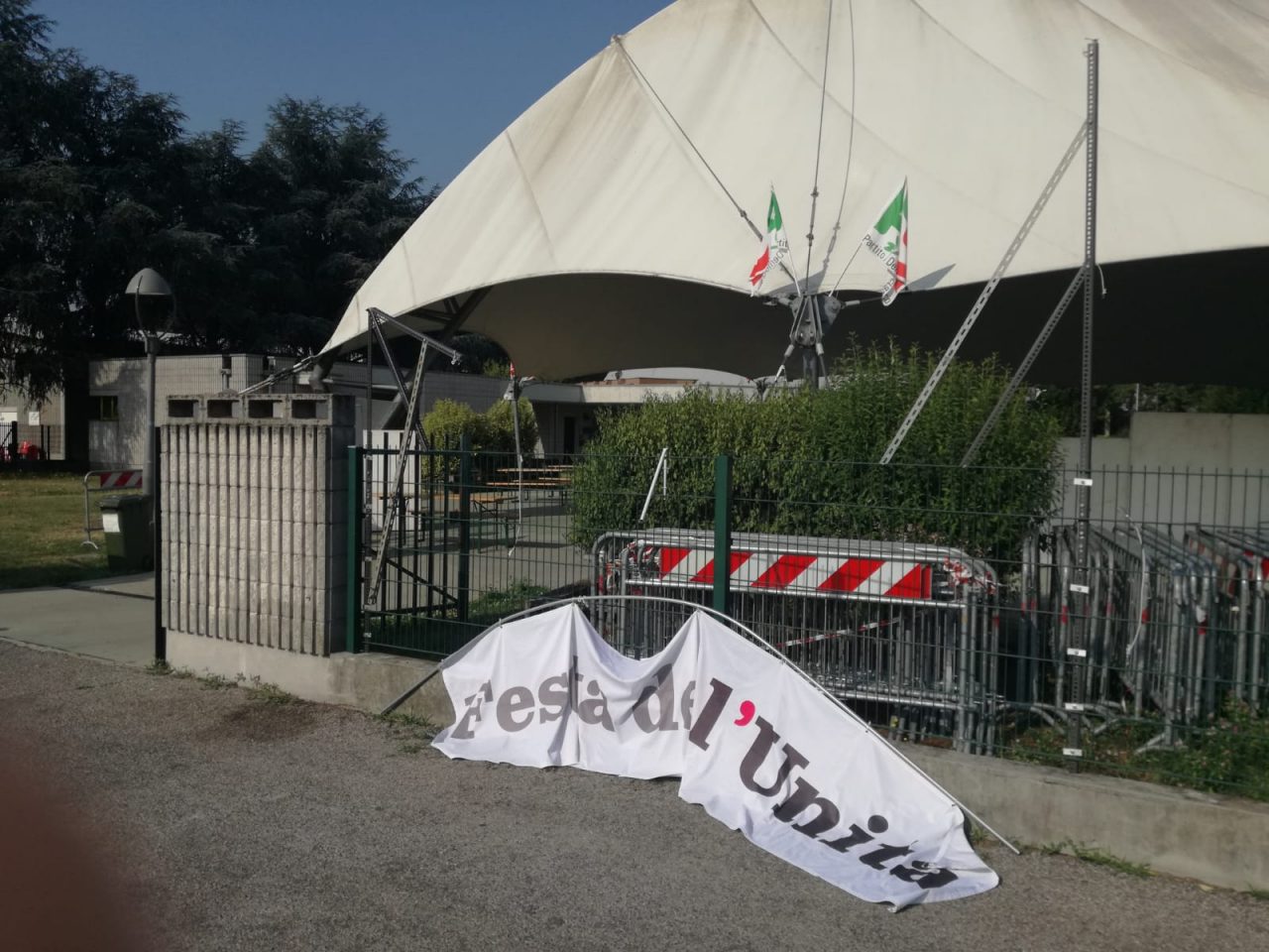 Vandalizzato lo striscione della festa de l’Unità