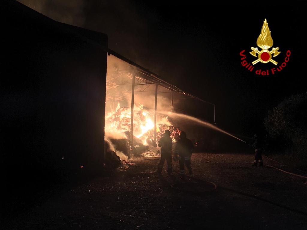 Incendio distrugge il fienile di cascina Pierida di Casorezzo