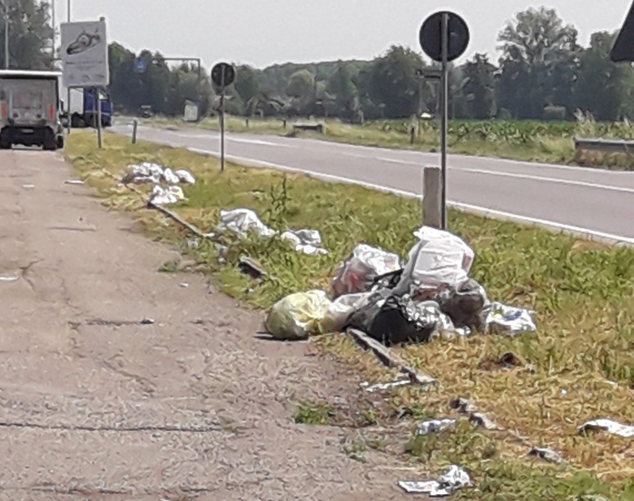 I nomadi se ne vanno… i rifiuti restano. FOTO
