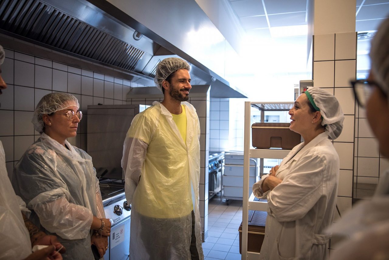 Marco Bianchi in visita al centro cottura di Legnano