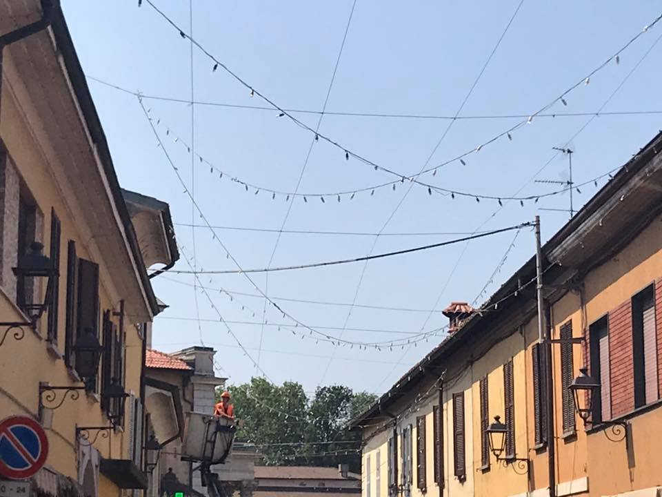 Fiocchi gialli, luminarie e sorprese per l’estate corbettese