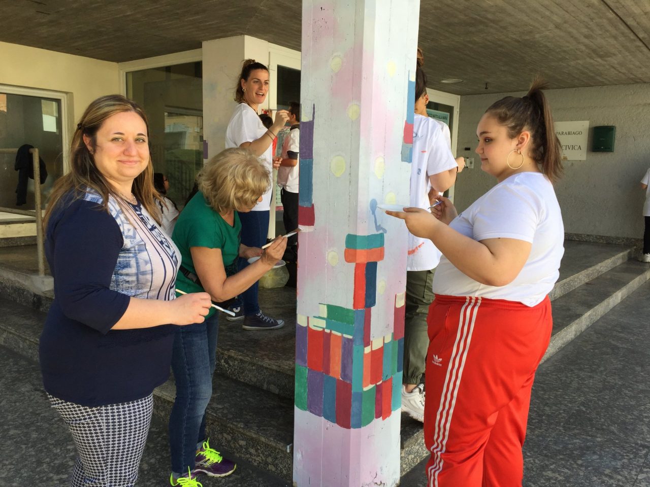 Parabiago, i ragazzi del doposcuola con l'assessore Elisa Linati rifanno il look al porticato della biblioteca