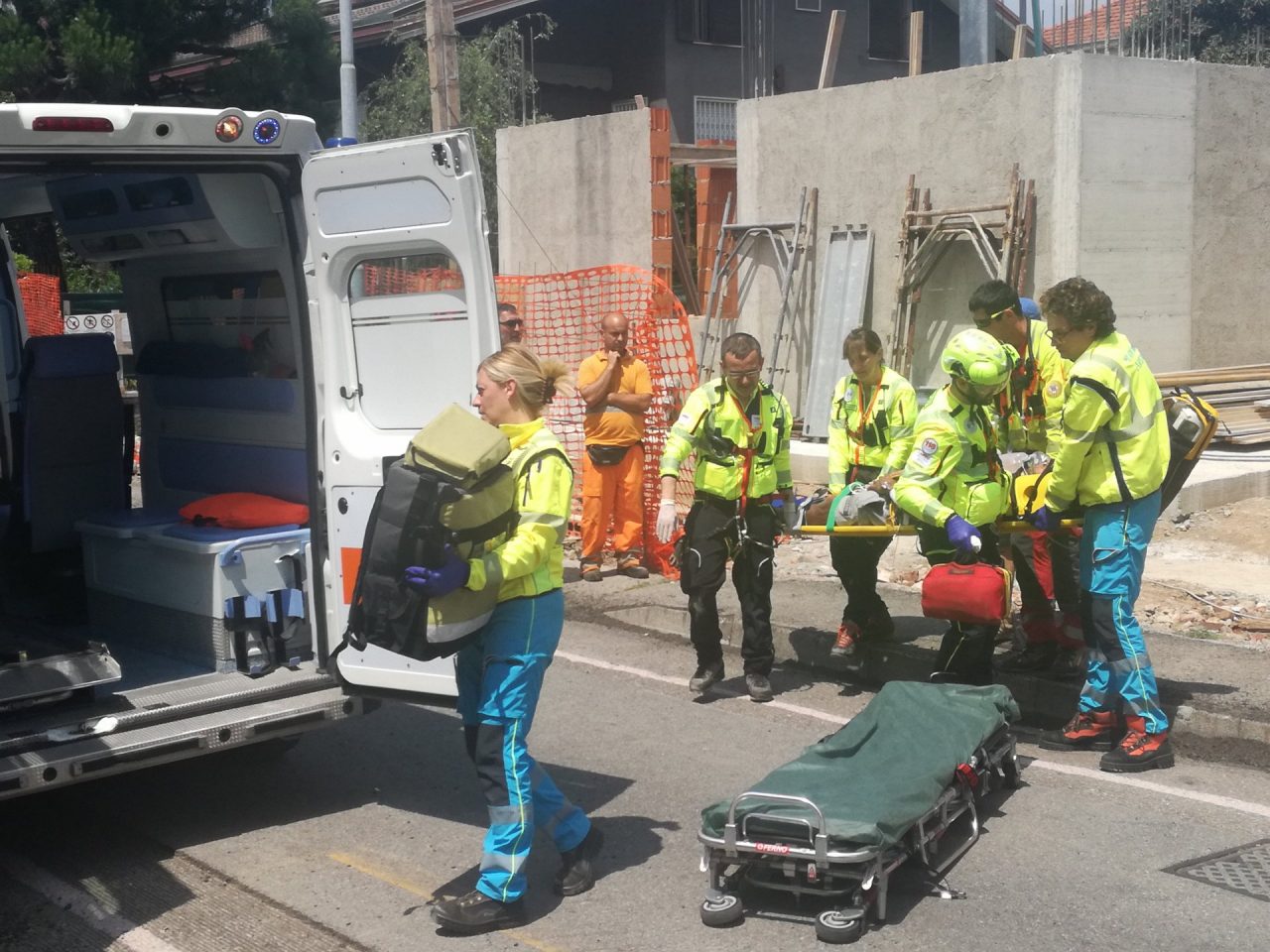Muratore cade da una impalcatura: arriva l’elisoccorso