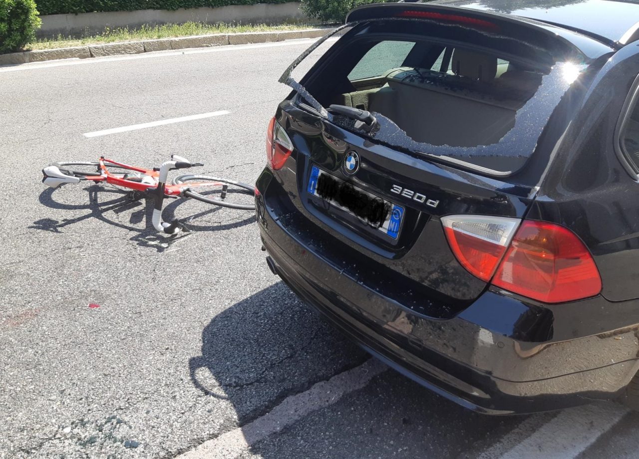 Pensionato in bici tampona l’auto davanti a lui e finisce nel lunotto posteriore